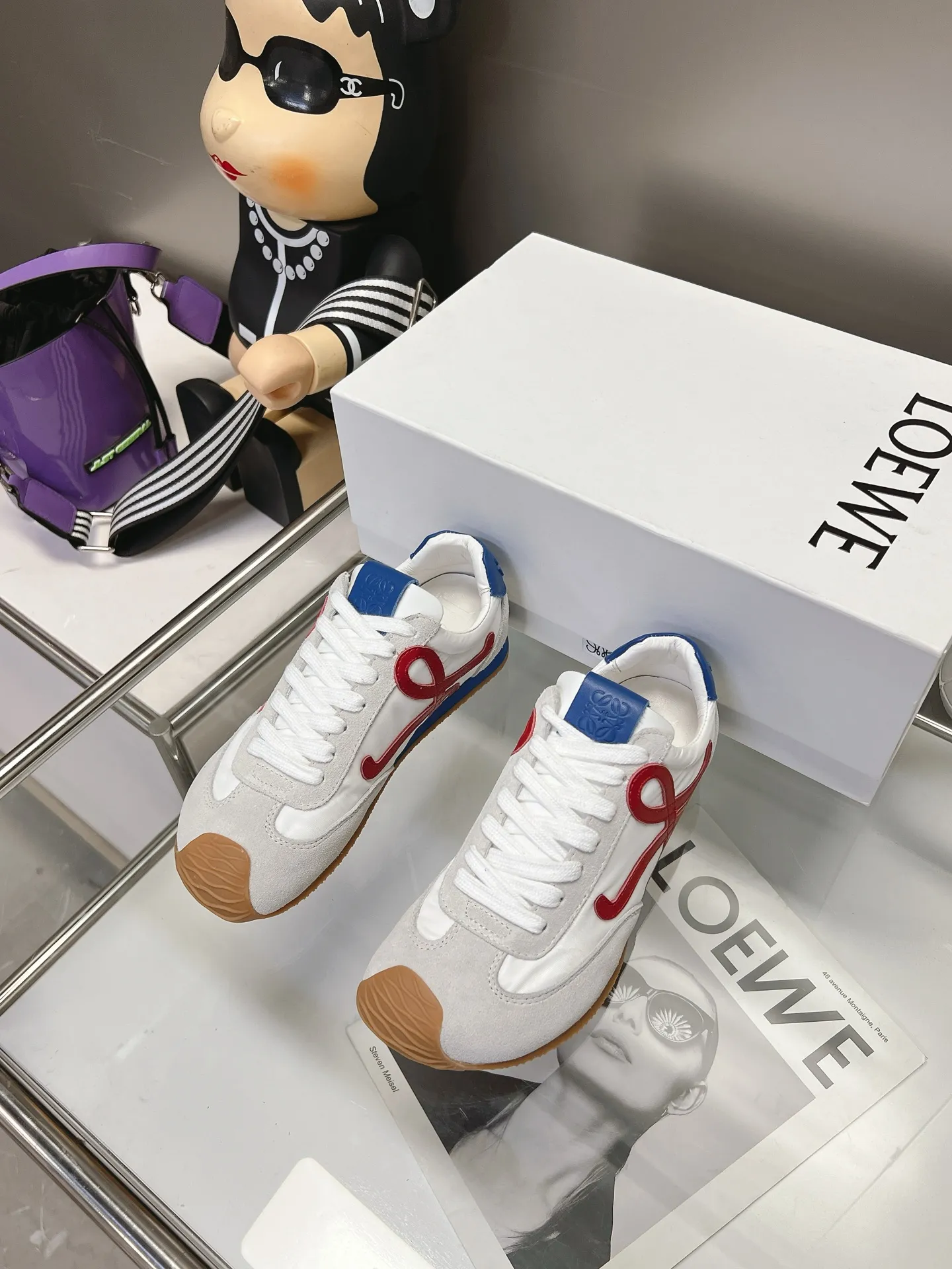 👟👟Ex-factory price 540👟👟 Original BALLET RUNNER2.0 Loewe ballet shoes! Asymmetrical toe shape, Loewe's signature design! Super soft, light and flexible original TPU sole with wavy pattern, (not ordinary rubber sole) original cover last + fierce craftsmanship wrapping feeling, the comfort is first-class! The 3D injection molded rubber LOEWE logo on the heel gives this shoe a retro and elegant interpretation, and incorporates modernity and LOEWE's unique style. There are so many colors and pictures will be updated one after another. Code number: 35-40 (41 customized)